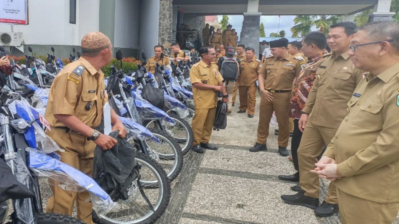Gubernur Kalimantan Barat Sutarmidji bersama Bupati Kapuas Hulu Fransiskus Diaan menyerahkan secara simbolis kendaraan bermotor sebagai reward bagi desa berstatus desa mandiri di Kabupaten Kapuas Hulu Provinsi Kalimantan Barat, Senin (13/3/2023). ANTARA (Teofilusianto Timotius)