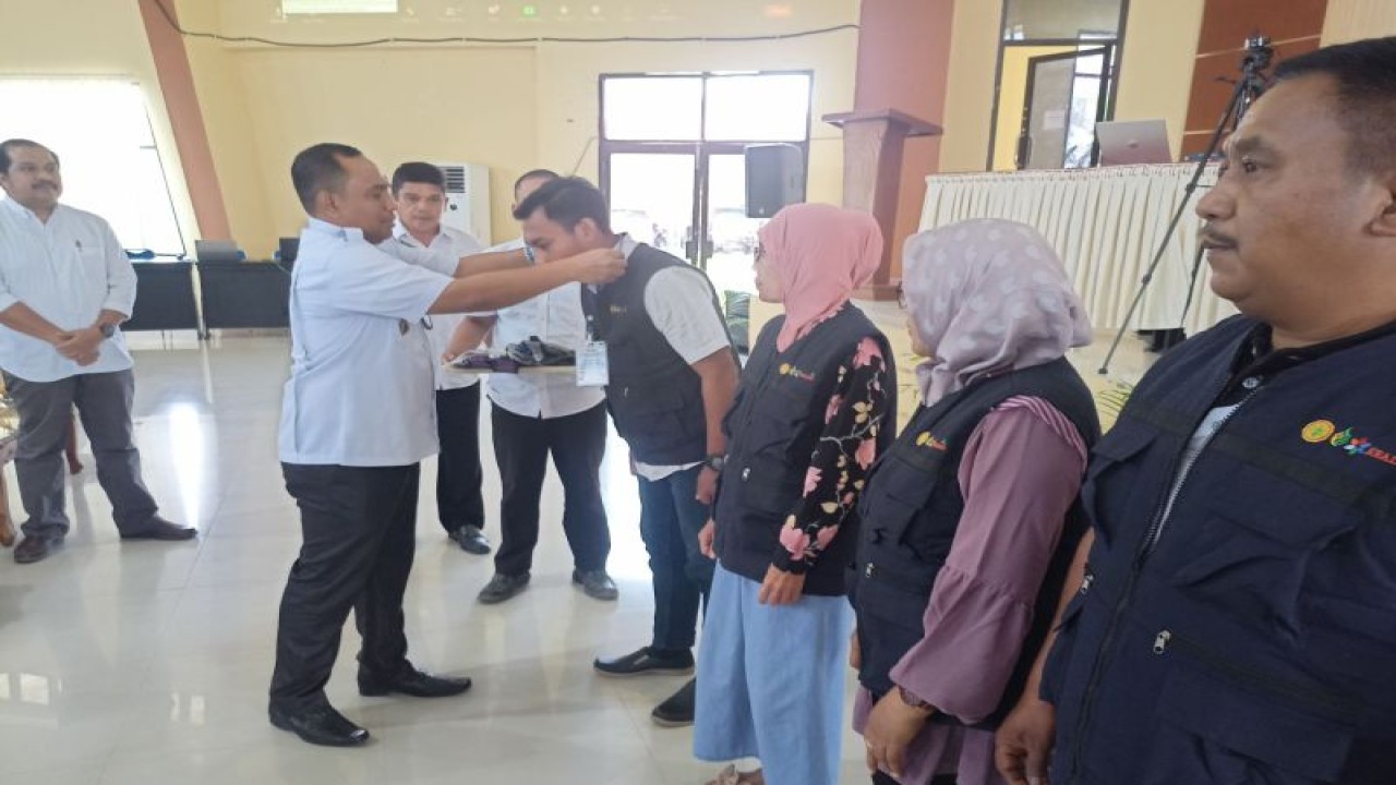 Kepala Dinas Tanaman Pangan dan Hortikultura (TPH) Sulawesi Tengah, Nelson Metubun memasang atribut kepada peserta sebagai tanda dimulainya pelatihan smart farming bagi 60 petani di provinsi itu, yang berlangsung di UPT Pendidikan dan Pelatihan Dinas TPH Sulteng di Kabupaten Sigi, Rabu (8/3/2023). ANTARA/Moh Ridwan