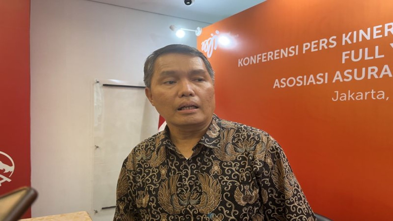 Ketua Dewan Pengurus Asosiasi Asuransi Jiwa Indonesia (AAJI) Budi Tampubolon dalam doorstop di Rumah AAJI, Jakarta, Selasa (8/3). ANTARA/M. Baqir Idrus Alatas