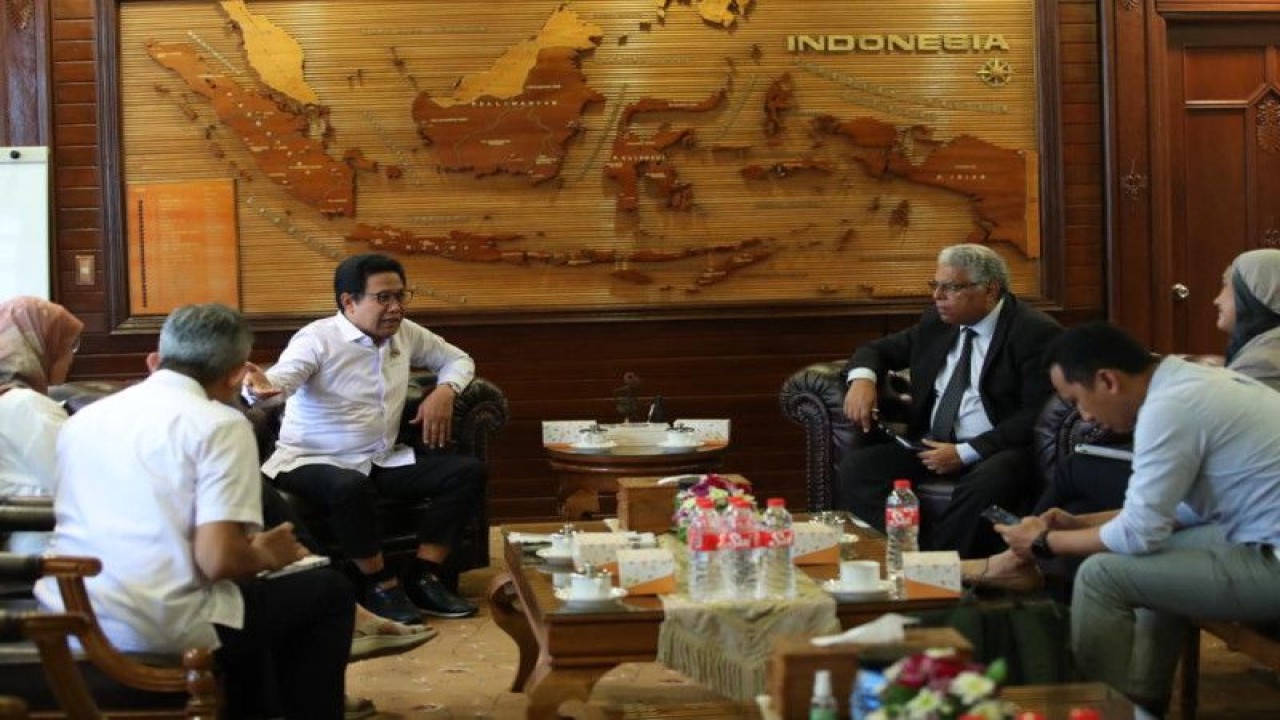 Mendes PDTT Abdul Halim Iskandar (ketiga kiri) menerima audiensi International Fund for Agriculture Development (IFAD) Indonesia bahas tindak lanjut kerja sama program Transformasi Ekonomi Kampung Terpadu (Tekad) di Jakarta, Rabu (1/3/2023). ANTARA/HO-Kemendes PDTT