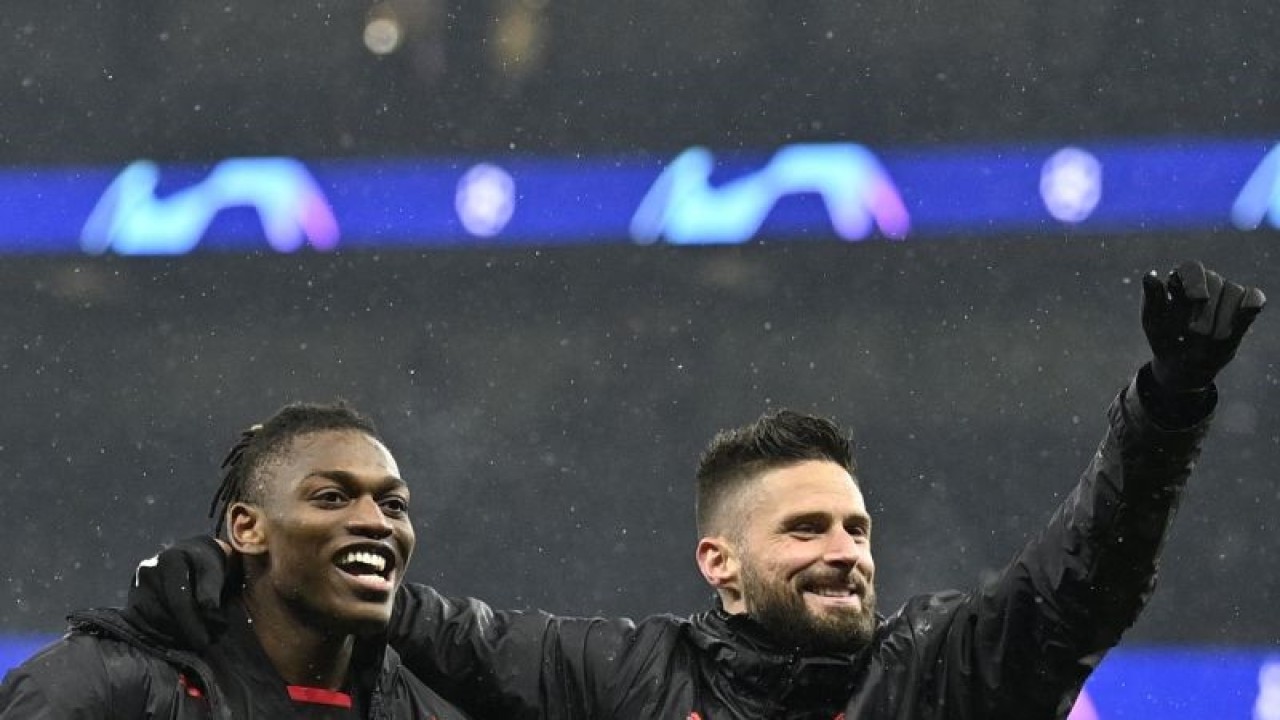 Selebrasi Rafael Leao (kiri) dan Olivier Giroud setelah AC Milan lolos ke perempat final Liga Champions setelah singkirkan Tottenham Hotspur dengan agregat 1-0 di Tottenham Hotspur Stadium pada 9 Maret 2023. ANTARA/AFP/JUSTIN TALLIS