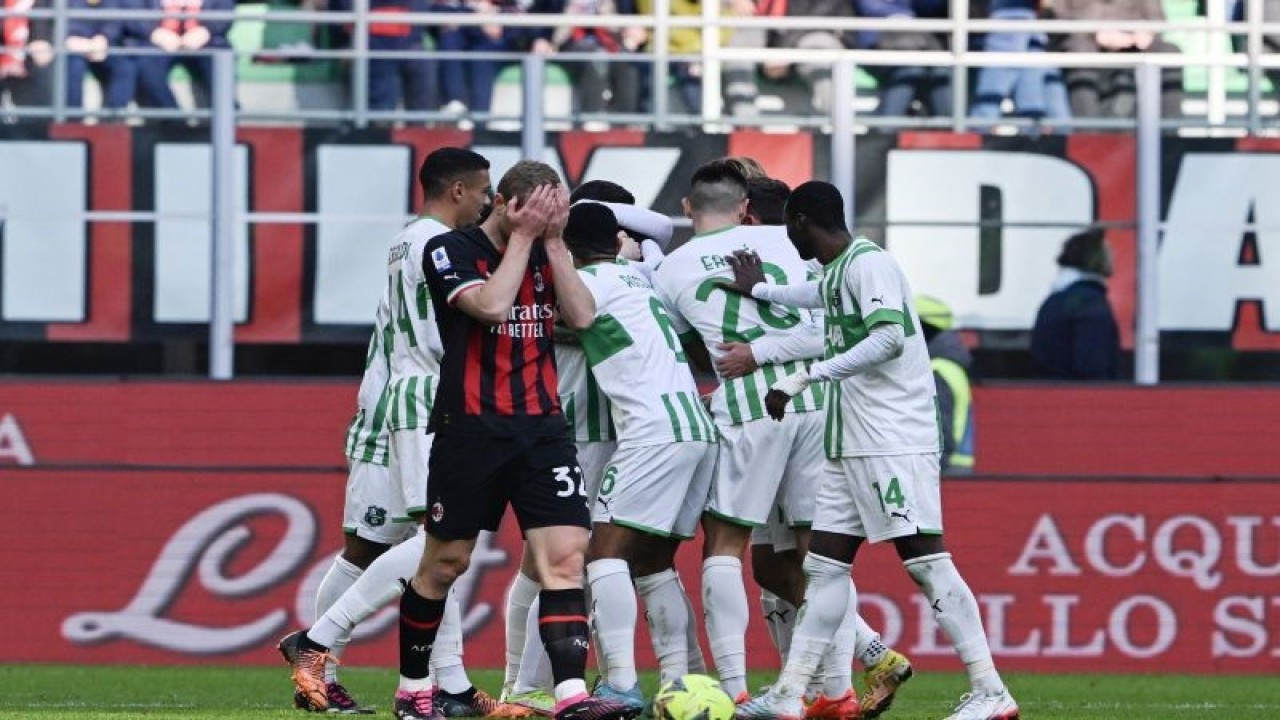 Arsip - Para pemain Sassuolo merayakan gol yang dicetak Matheus Henrique pada pertandingan Liga Italia melawan AC Milan yang dimainkan di Stadion San Siro, Milan, Minggu (29/1/2023). (ANTARA/AFP/MIGUEL MEDINA)