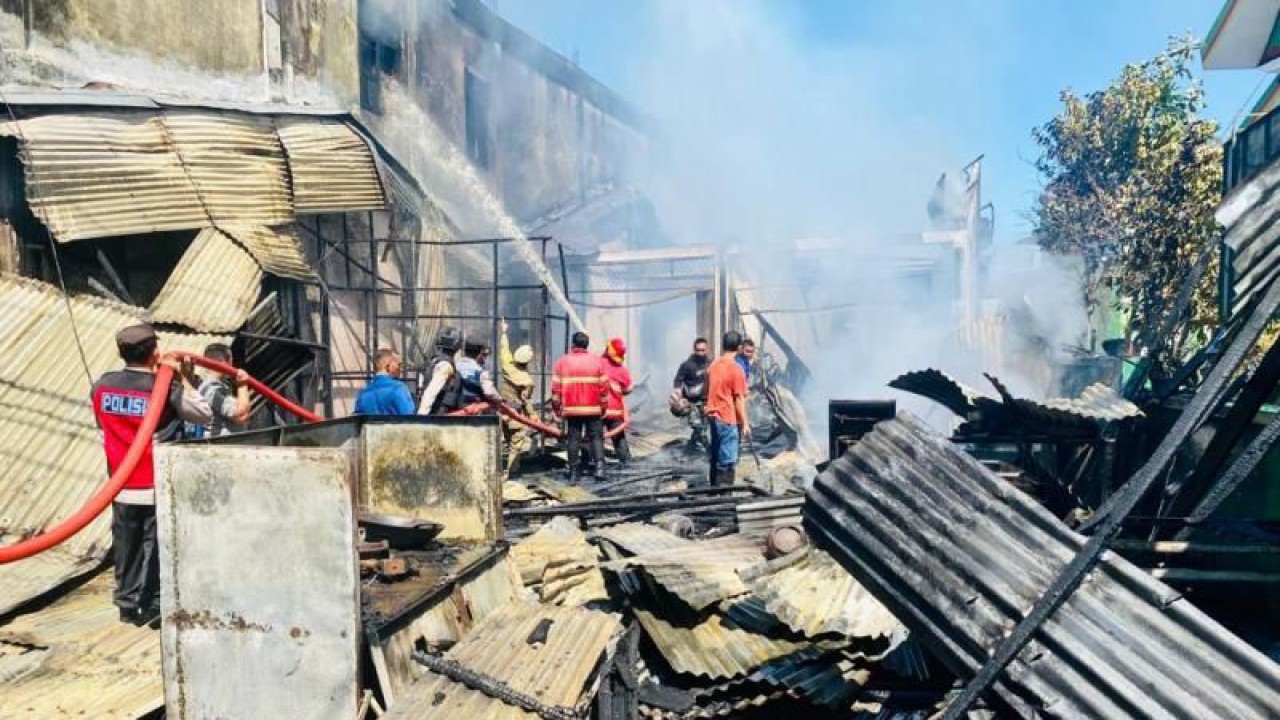 Tim gabungan berupaya melakukan pemadaman api saat terjadinya musibah kebakaran terhadap tiga unit rumah toko (ruko) berlokasi di ruas Jalan Nasional, Meulaboh, Kabupaten Aceh Barat, Kamis (2/3/2023) siang. (ANTARA/Teuku Dedi Iskandar)