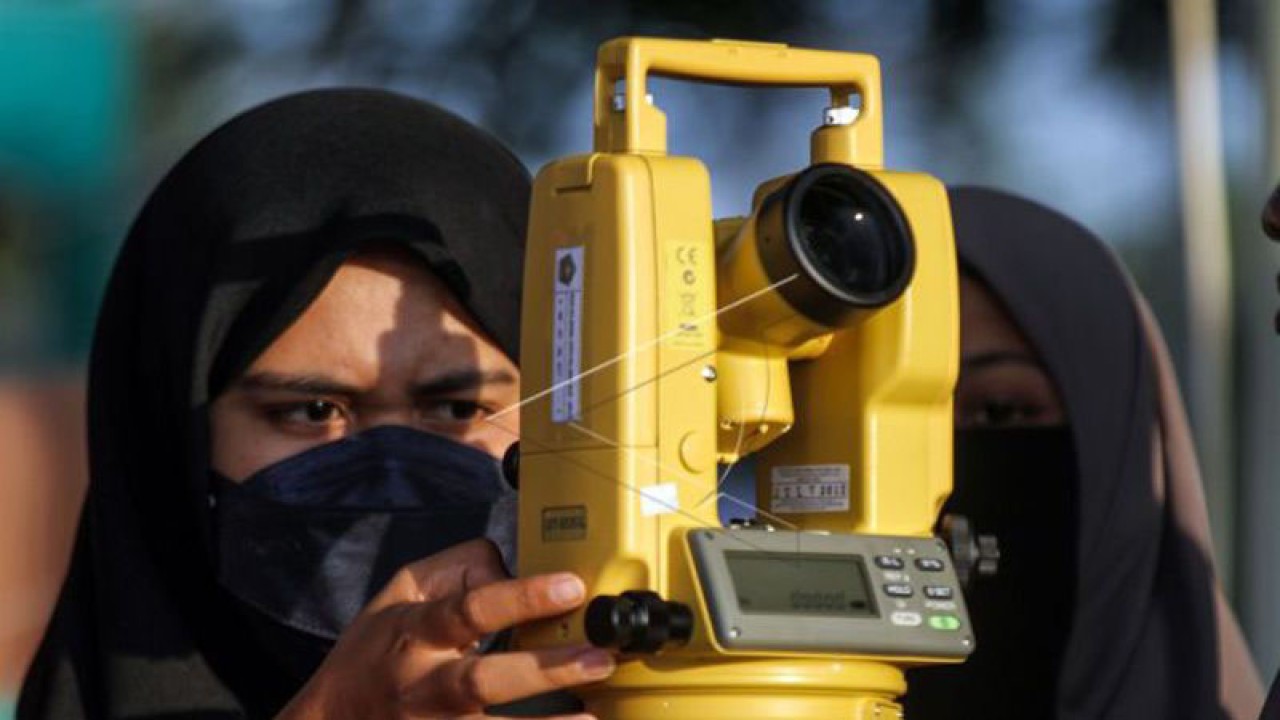 Tim gabungan Kemenag Lhokseumawe dan Mahasiswa Ilmu Falak Astronomi Islam memantau hilal bulan sabit muda pertama melalui teleskop di lokasi pemantauan Nasional Rukyatul Hilal Bukit Blang Tiron, Lhokseumawe, Aceh, Jumat (1/4/2022). (ANTARA FOTO/Rahmad)
