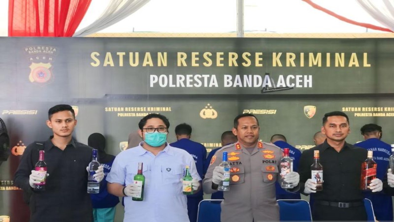 Polresta Banda Aceh saat melakukan konferensi pers terkait dengan penangkapan pedagang minuman keras di Banda Aceh, Selasa (21/3/2023). ANTARA/HO-Humas Polresta Banda Aceh