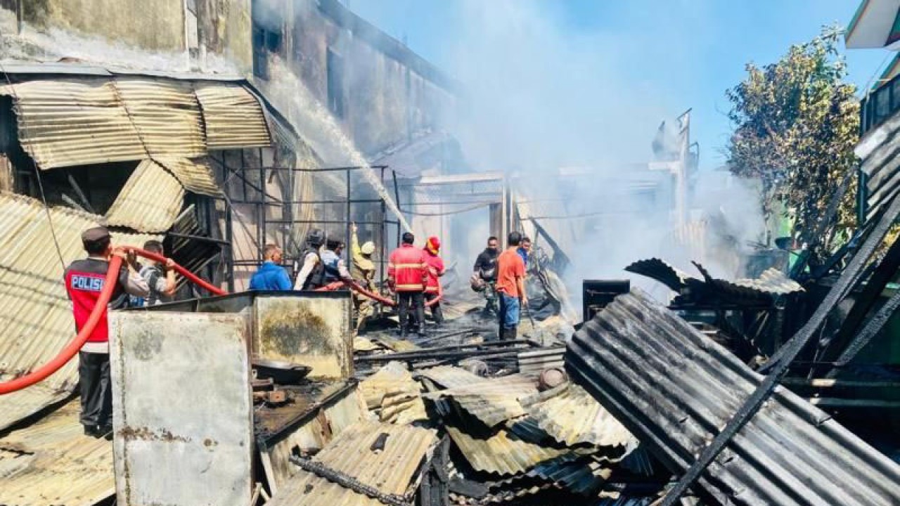 Tim gabungan terdiri dari BPBD, Polres Aceh Barat, Kodim 0105 Aceh Barat, relawan kemanusiaan dan masyarakat membantu upaya pemadaman api di lokasi kebakaran yang menghanguskan tiga unit rumah toko (ruko) di ruas Jalan Nasional, Meulaboh, Aceh Barat, Kamis (2/3/2023) siang. (ANTARA/Teuku Dedi Iskandar)