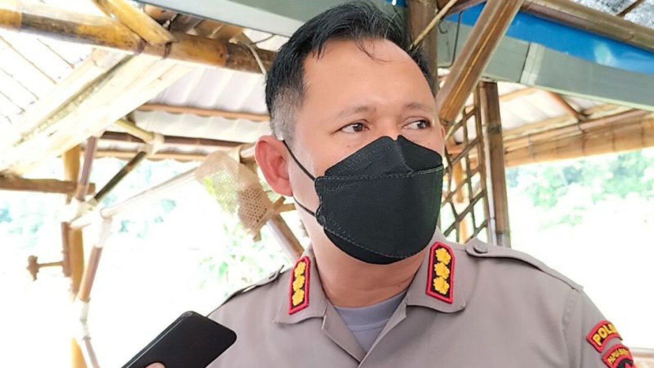 Kepala Bidang Humas Polda Papua Barat Komisaris Besar Polisi Adam Erwindi saat diwawancara di Manokwari. (ANTARA/Fransiskus Salu Weking)