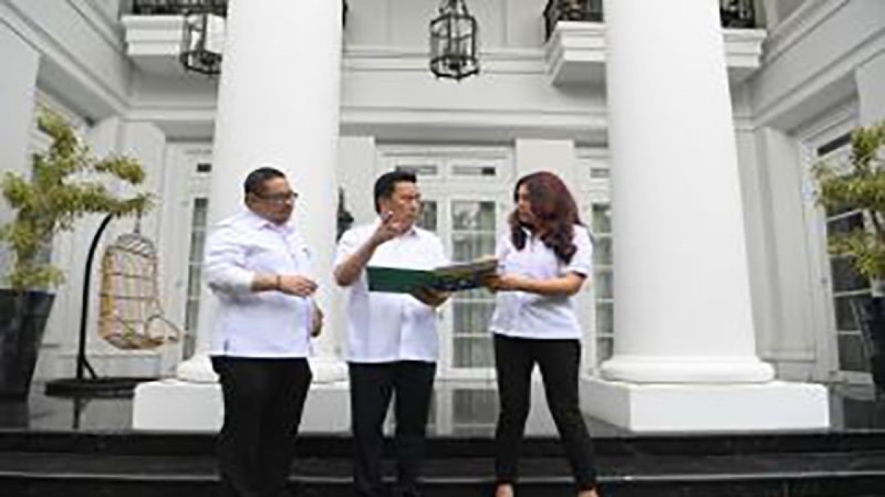 Dokumentasi. Presiden Direktur PT Adaro Energy Indonesia Tbk (Adaro) Garibaldi Thohir (tengah) berbincang dengan Corporate Secretary and Investor Relations Division Head Adaro Mahardika Putranto (kiri) dan Corporate Communication Division Head Adaro Febriati Nadira (kanan) di sela acara media gathering online Silaturahmi Ramadhan Adaro di Jakarta, Senin (18/4/2022). ANTARA FOTO/Hafidz Mubarak A/rwa.