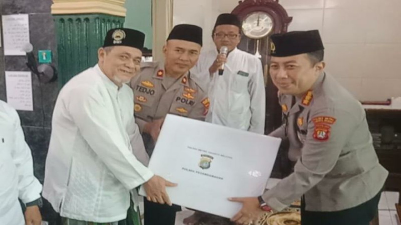 Kapolres Metro Jakarta Selatan Kombes Pol Ade Ary Syam Indradi saat menyerahkan bantuan untuk Masjid Jami Nurul Ikhlas, Jakarta, Jumat (10/3/2023). ANTARA/HI-Polres Jakarta Selatan
