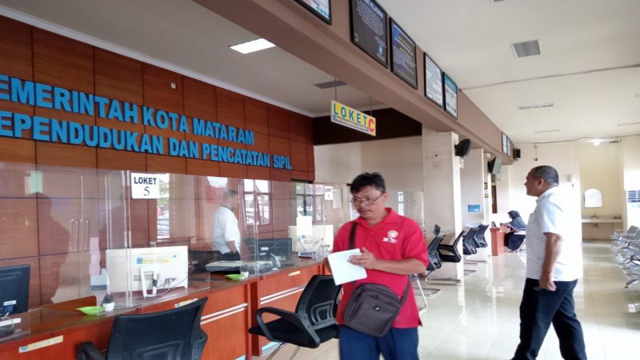 Ilustrasi: layanan administrasi kependudukan di Kantor Dinas Kependudukan dan Pencatatan Sipil (Dukcapil) Kota Mataram Provinsi Nusa Tenggara Barat. (Foto: ANTARA/Nirkomala)