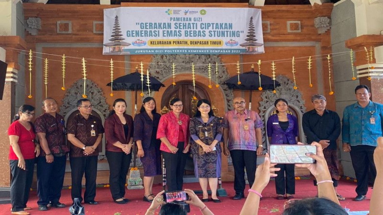 Kepala Dinas Kesehatan Kota Denpasar dr Anak Agung Ayu Agung Candrawati MKes bersama pihak terkait disela-sela pelaksanaan Pameran Gizi di Kelurahan Penatih, Denpasar, Jumat (10/3/2023). ANTARA/HO-Pemkot Denpasar