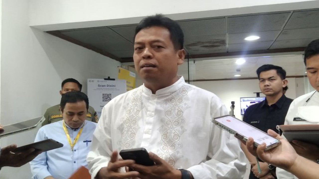 Sekda DKI Joko Agus Setyono diwawancarai wartawan terkait rencana pembelian kendaraan dinas operasional di Balai Kota Jakarta, Jumat (3/3/2023). ANTARA/Dewa Ketut Sudiarta Wiguna