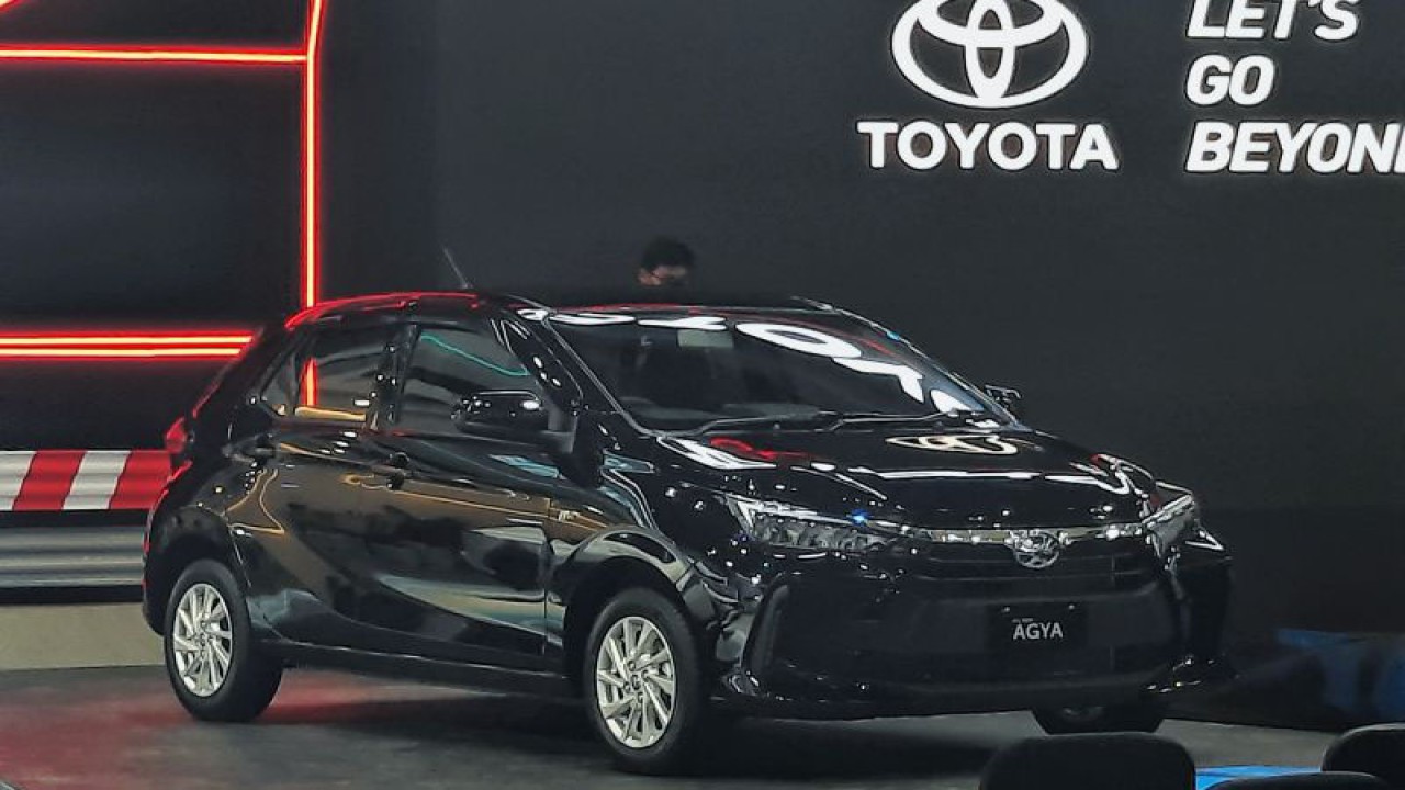 Toyota All New Agya pada pameran GJAW x Lifestyle. (ANTARA/Chairul Rohman)