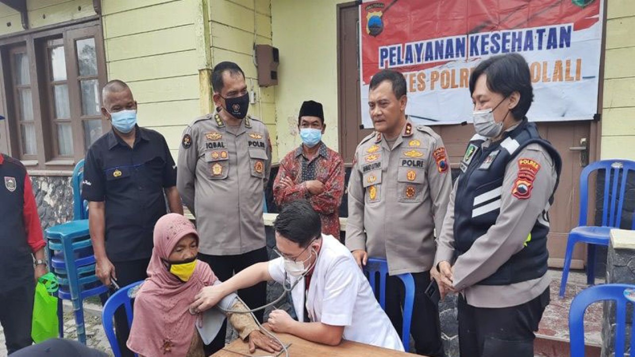 Kepala Polda Jawa Tengah Irjen Pol Ahmad Luthfi (dua dari kanan) saat meninjau kegiatan pengobatan gratis kepada warga terdampak abu vulkanik Merapi, di Selo Kabupaten Boyolali, Kamis (16/3/2023). ANTARA/Bambang Dwi Marwoto.