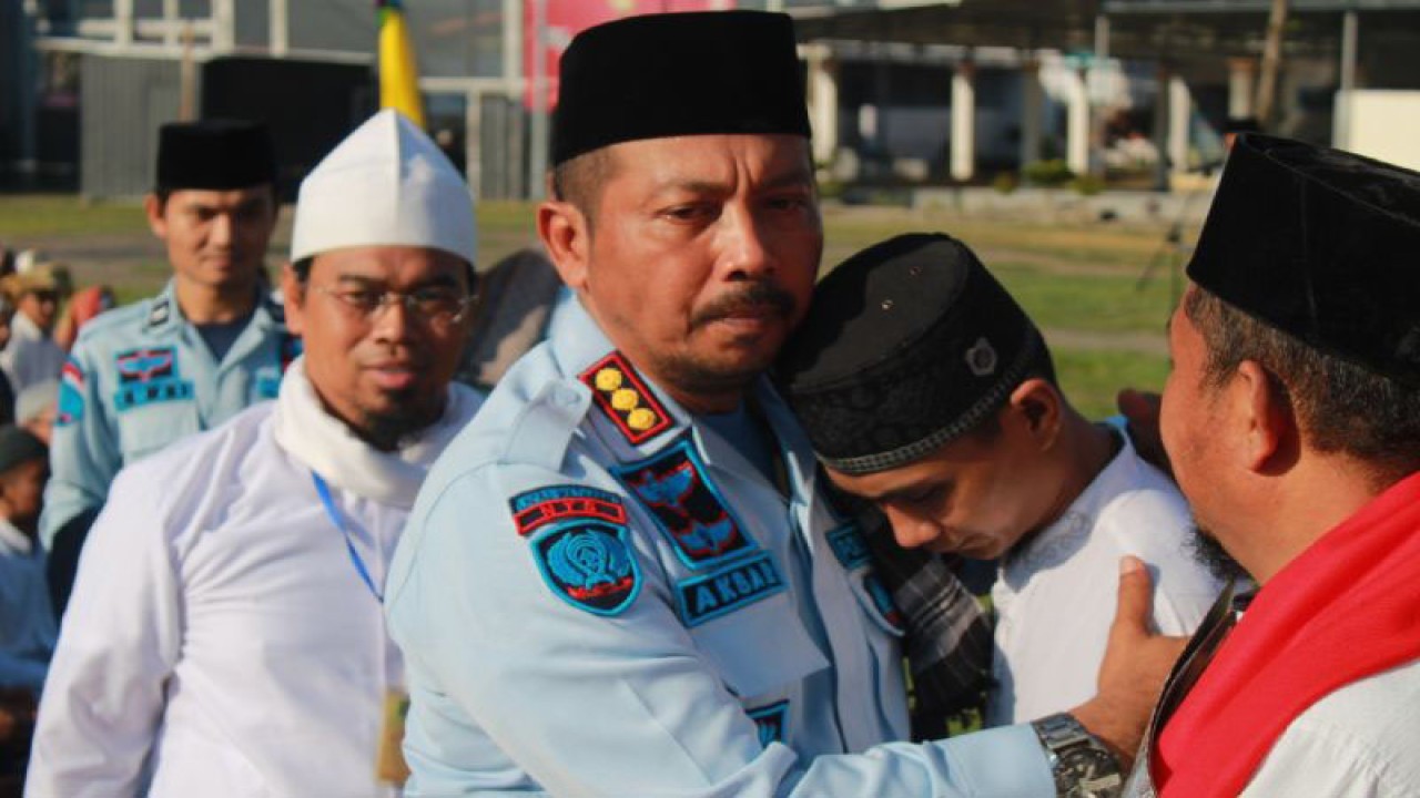 Arsip foto-Kepala Lapas Kelas IIA Mataram Ketut Akbar Herry Achjar merangkul warga binaan yang mendapatkan remisi. (ANTARA/Dhimas B.P.)