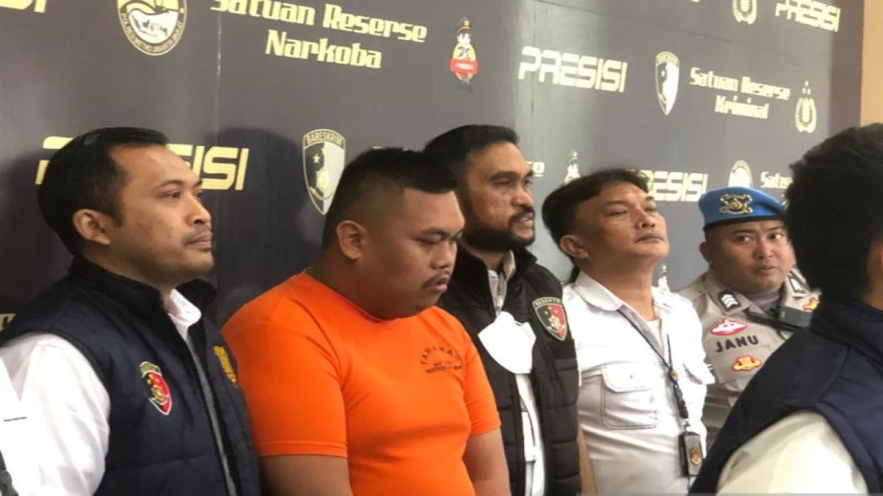Akbar Pera Baharuddin saat dihadirkan dalam jumpa pers di Mapolres Metro Jakarta Barat, Rabu (15/3/2023) (ANTARA/Walda)