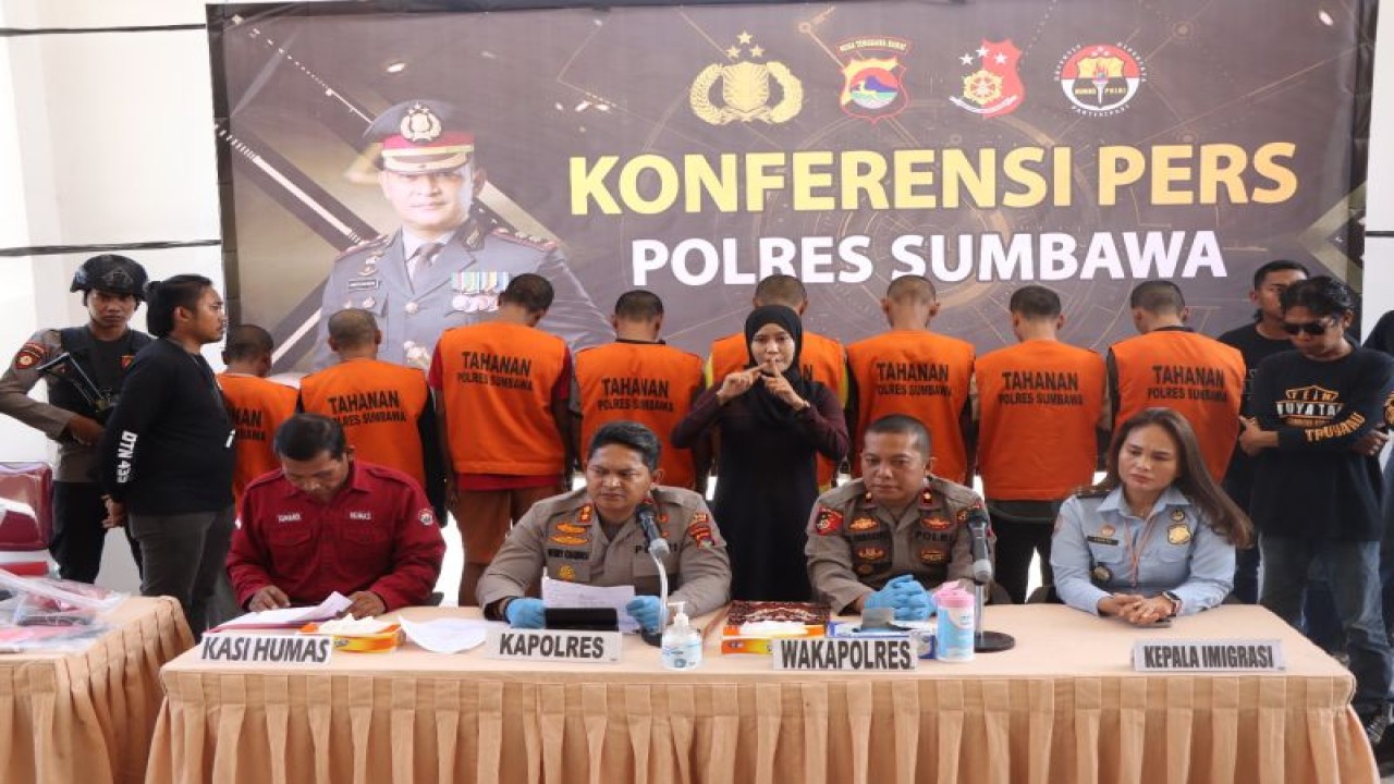 Kapolres Sumbawa, Polda NTB AKBP Henry Novika Chandra (tengah) saat acara konferensi pers di halaman Polres setempat. (ANTARA/Humas Polda NTB)