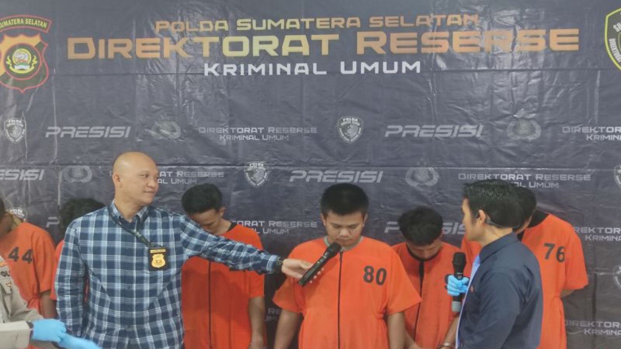 Wakil Direktur Direktorat Reserse Kriminal Umum Kepolisian Daerah Sumatera Selatan AKBP Tulus Sinaga (kanan) mengintrogasi salah satu dari enam pelaku begal bermodus tawuran, di Palembang, Sumatera Selatan, Selasa (14/3/2023) (ANTARA/M Riezko Bima Elko P/23)