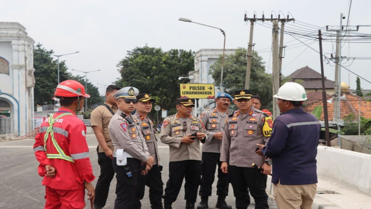 Kapolres Cirebon Kota AKBP Ariek Indra Sentanu (kedua kanan) saat meninju jembatan di jalur pantura Kota Cirebon, Jawa Barat, Rabu (15/3/2023). (ANTARA/Ho-Humas)