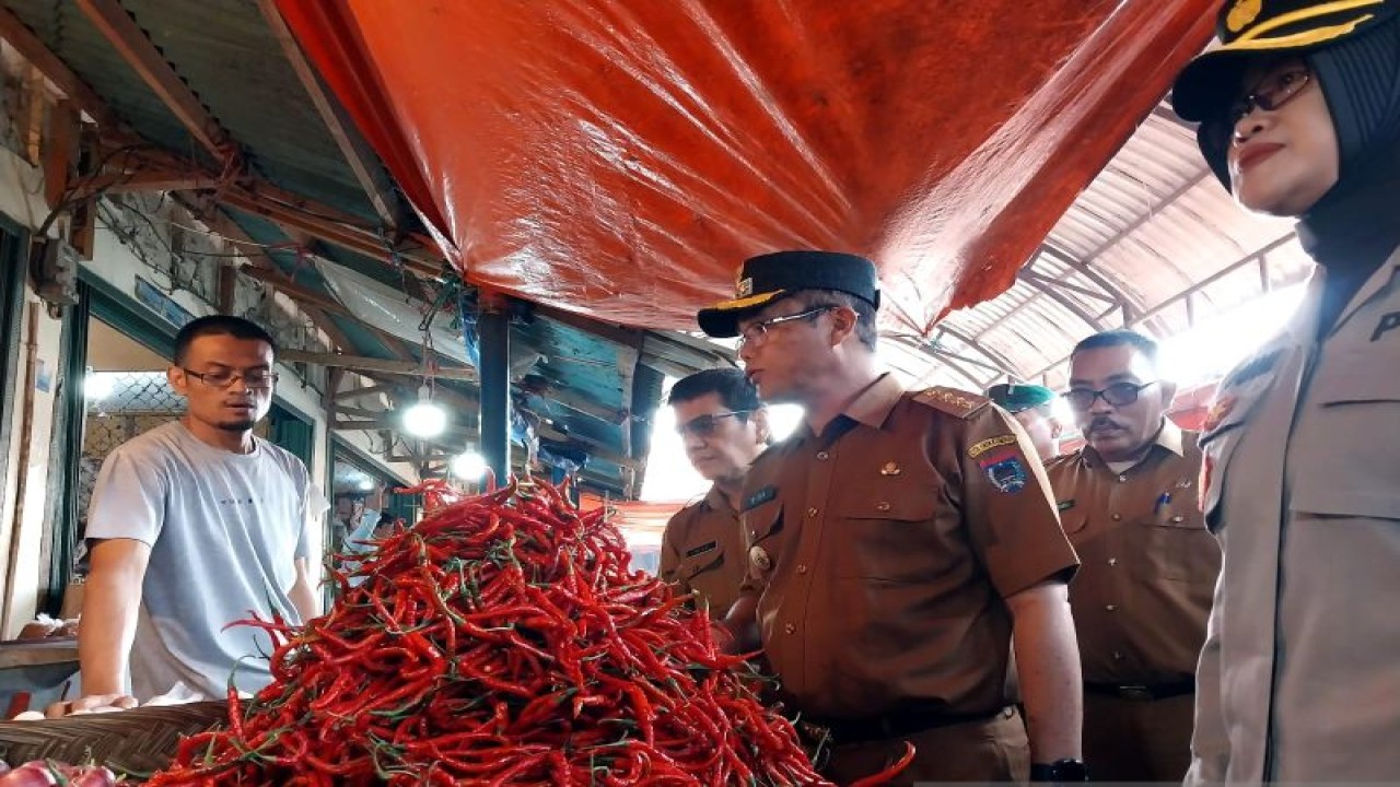 Pj Wali Kota Payakumbuh Rida Ananda bersama Kapolres AKBP Wahyuni Sri Lestari saat memantau harga bahan pokok di Pasar Tradisional Ibuh, Payakumbuh, Sumbar, Senin (20/3/2023). ANTARA/Miko Elfisha