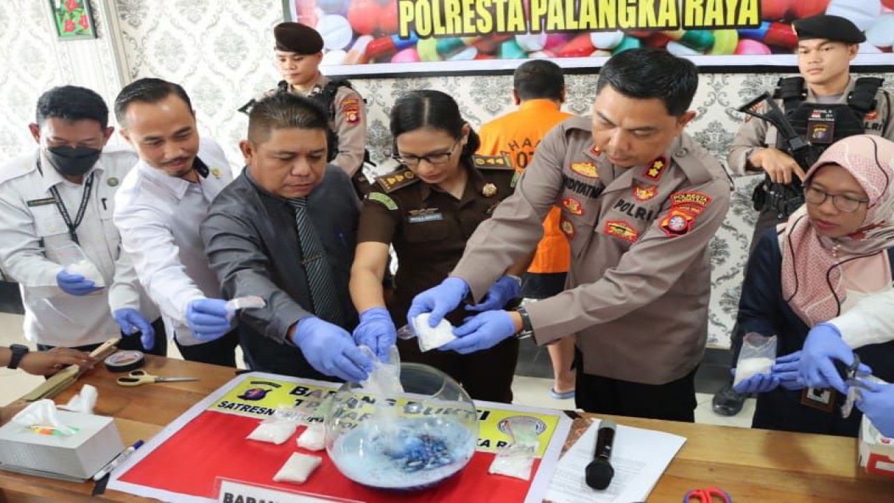 Wakapolresta Palangka Raya AKBP Andiyatna (dua dari kanan) bersama sejumlah stakeholder lainnya melakukan pemusnahan sabu seberat 1 kilogram lebih milik tersangka AR (43) yang kini mendekam di Rutan mapolresta setempat, Senin (20/3/2023). ANTARA/HO-Humas Polresta Palangka Raya.