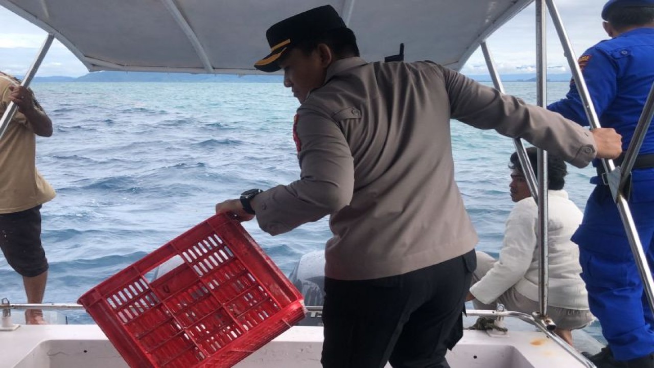 Kepala Polres Pasaman Barat AKBP Agung Basuki bersama tim gabungan saat mencari korban kapal tenggelam di perairan Air Bangis, Sabtu. Korban akhirnya ditemukan selamat di perairan Maligi.
