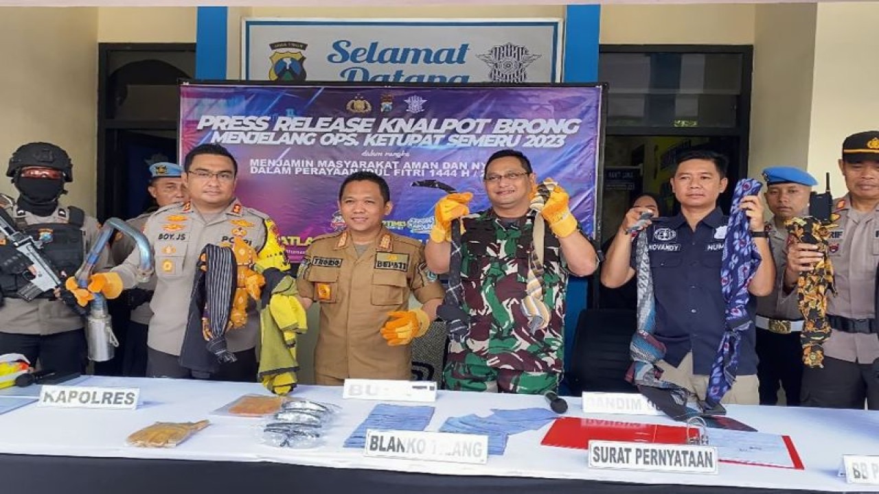 Kapolres Lumajang AKBP Boy Jeckson Situmorang dan Bupati Lumajang Thoriqul Haq menunjukkan bukti sejumlah sarung dalam konferensi pers yang digelar di Mapolres Lumajang, Senin (27/3/2023). (ANTARA/HO-Diskominfo Lumajang)