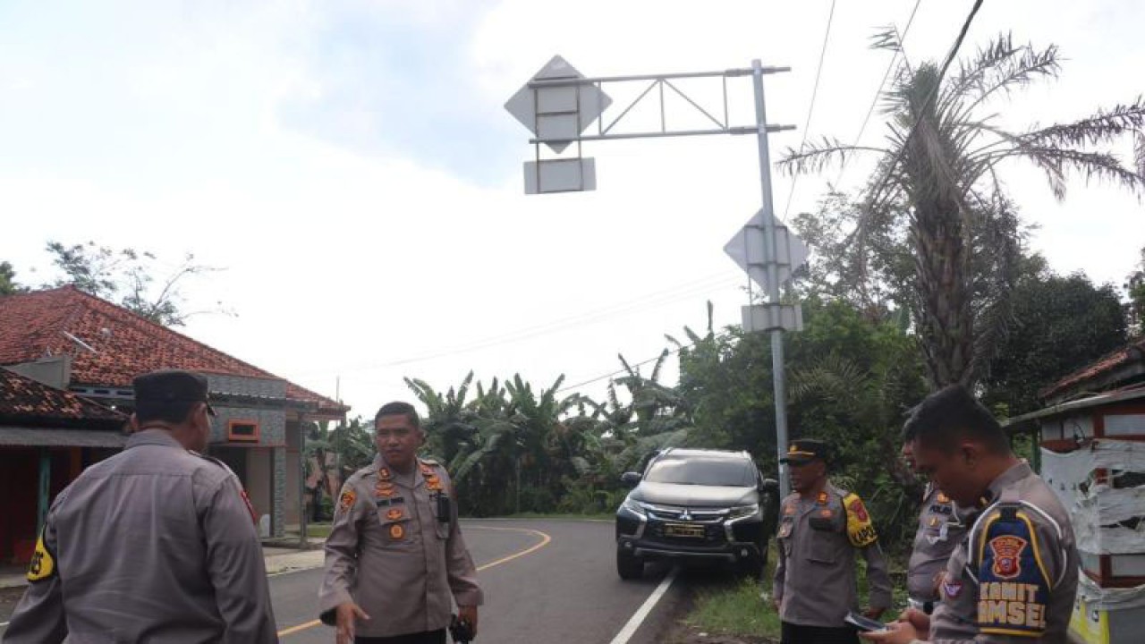 Kapolres Sukabumi AKBP Maruly Pardede bersama jajaran saat meninjau jalur mudik pansela, Kabupaten Sukabumi, Jabar. Antara/Aditya Rohman