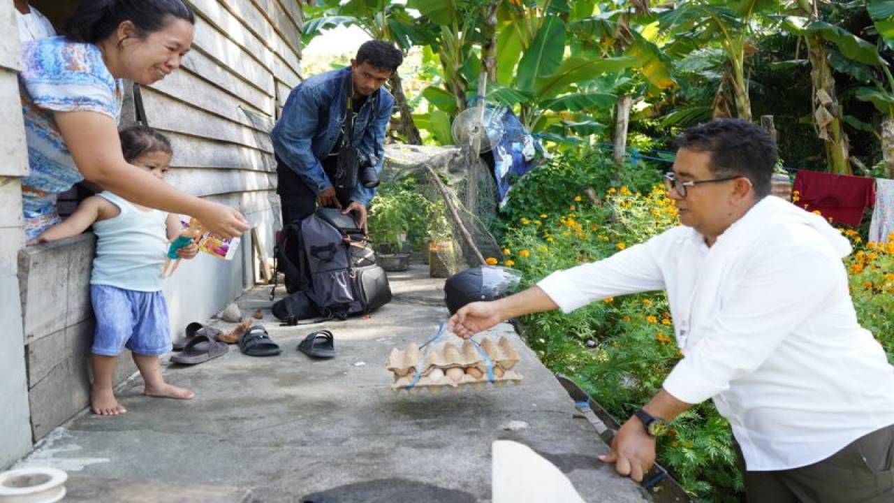 Penjabat Gubernur Sulbar Akmal Malik membantu keluarga berisiko stunting di Desa Sumare, Kecamatan Simboro dan Kepulauan, Kabupaten Mamuju. (ANTARA/HO/Diskominfo Sulbar)
