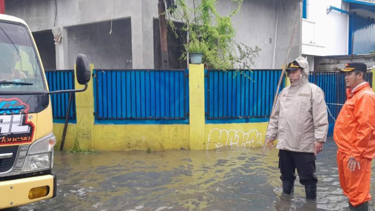Kapolsek Kalideres AKP Syafri Wasdar memantau lokasi banjir di kawasan Prepedan, Kamis (2/2/2023). ANTARA/HO-Polres Metro Jakarta Barat