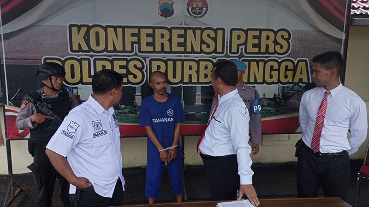 Dari kiri ke kanan: PS Kasihumas Iptu Imam Saefudin, Kasatreskrim AKP Suyanto, dan Kanit 1 Satreskrim Ipda Setyan bertanya kepada tersangka kasus penipuan dan/penggelapan ada konferensi pers di Mapolres Purbalingga, Selasa (28/3/2023). ANTARA/Sumarwoto