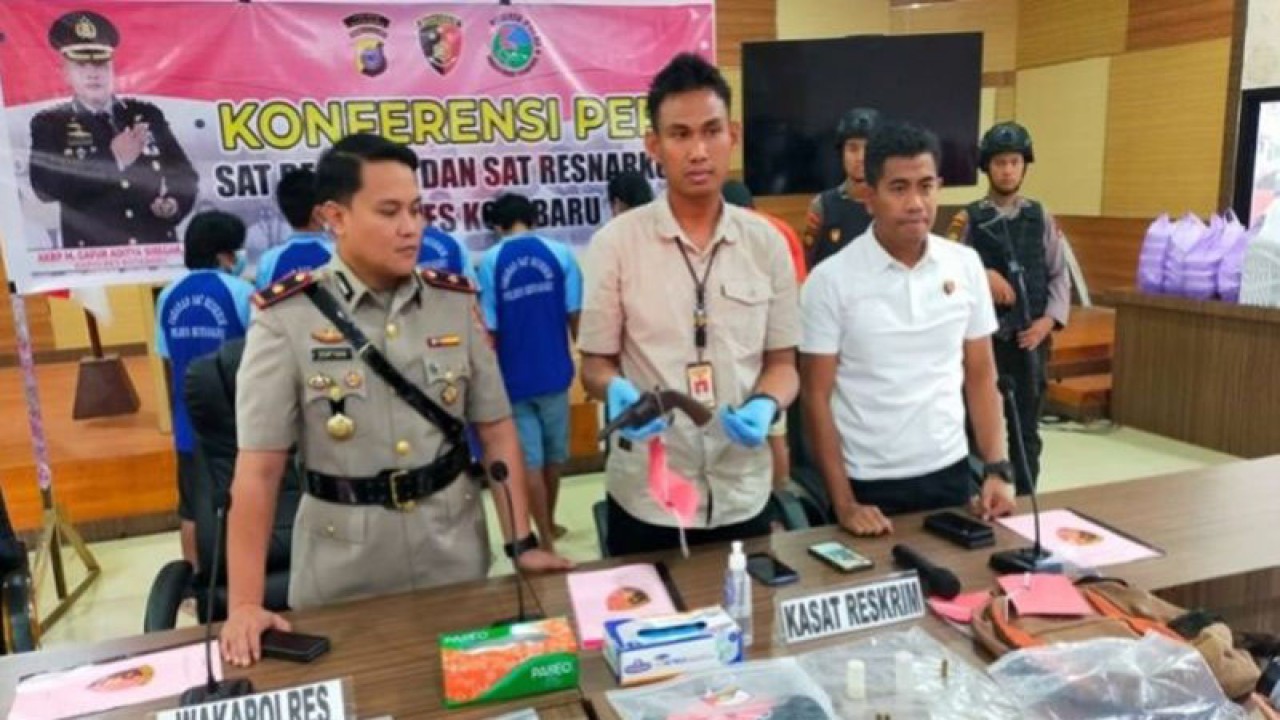 Kasat Reskrim Kotabaru, AKP Abdul Jalil di dampingi wakapolres Kompol Sofyan, SIK dan KBO Sat Reskrim Ipda Kitty Tokan saat memeperlihatkan barang bukti (ANTARA/Ahsin)