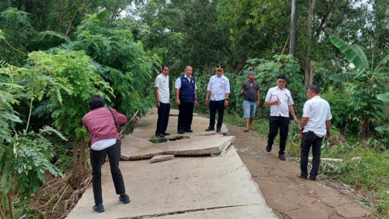 Akses jalan menuju TPU Kramat Muncang di Kampung Ciranggon, Desa Cipayung, Kecamatan Cikarang Timur, Kabupaten Bekasi, Jawa Barat rusak parah usai diterjang banjir. (ANTARA/Pradita Kurniawan Syah).