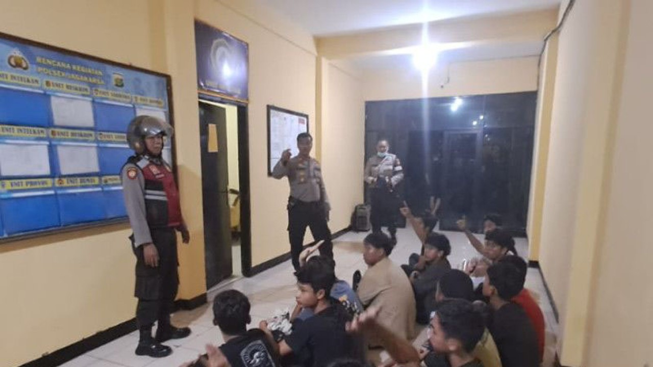 Sejumlah remaja yang hendak melakukan aksi tawuran di Jakarta Selatan diamankan oleh petugas di Polsek Jagakarsa, Jakarta Selatan, Jumat (24/3/2023) (HO-Polres Metro Jakarta Selatan)