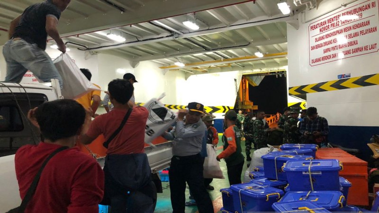 Aktivitas bongkar muat barang di dalam Kapal Bahtera Nusantara 01. Barang-barang tersebut diangkut untuk penanganan korban tanah longsor di Pulau Serasan, Kabupaten Natuna, Kepulauan Riau. FOTO ANTARA/HO-Dishub Kepri