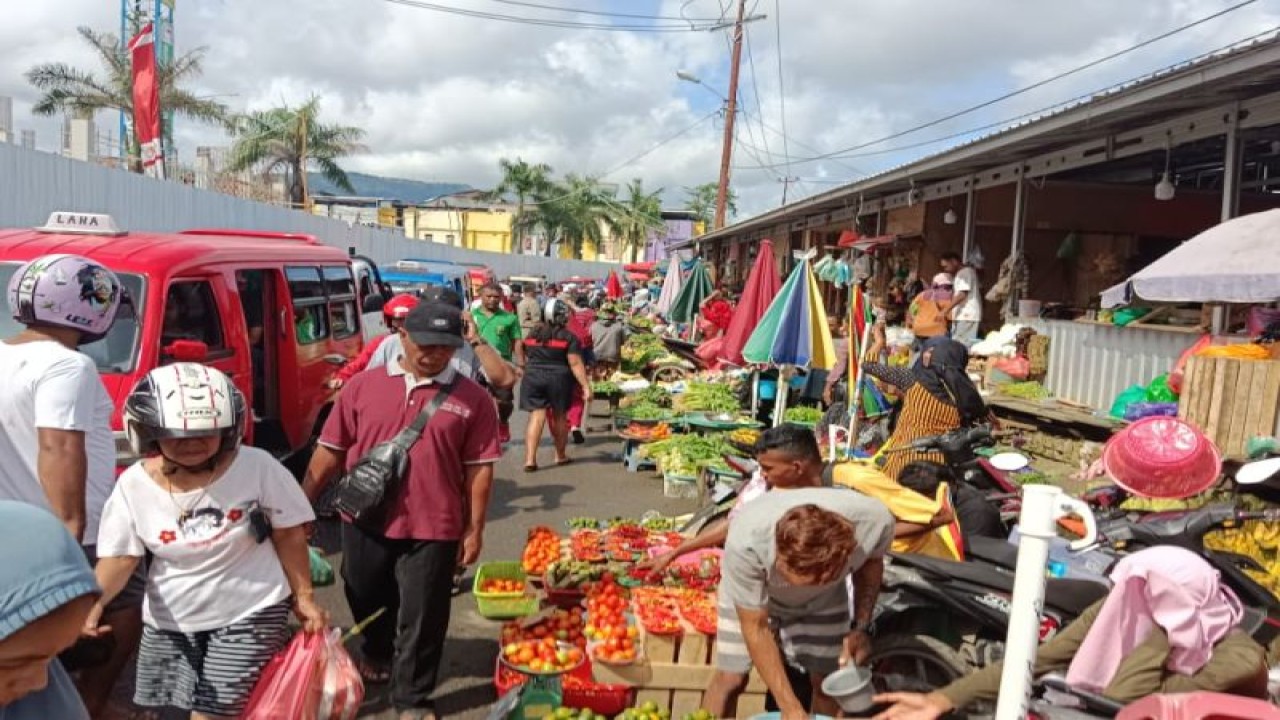 Aktivitas pedagang di Pasar Mardika Ambon. ANTARA/Penina F Mayaut