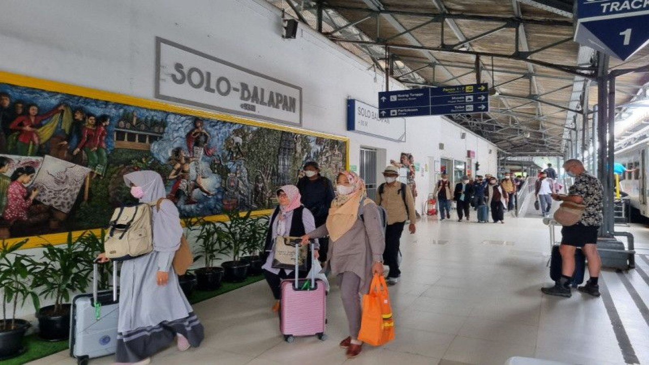 Aktivitas penumpang KA di Stasiun Solo Balapan, Solo, Jawa Tengah. ANTARA/HO-Humas KAI Daop 6