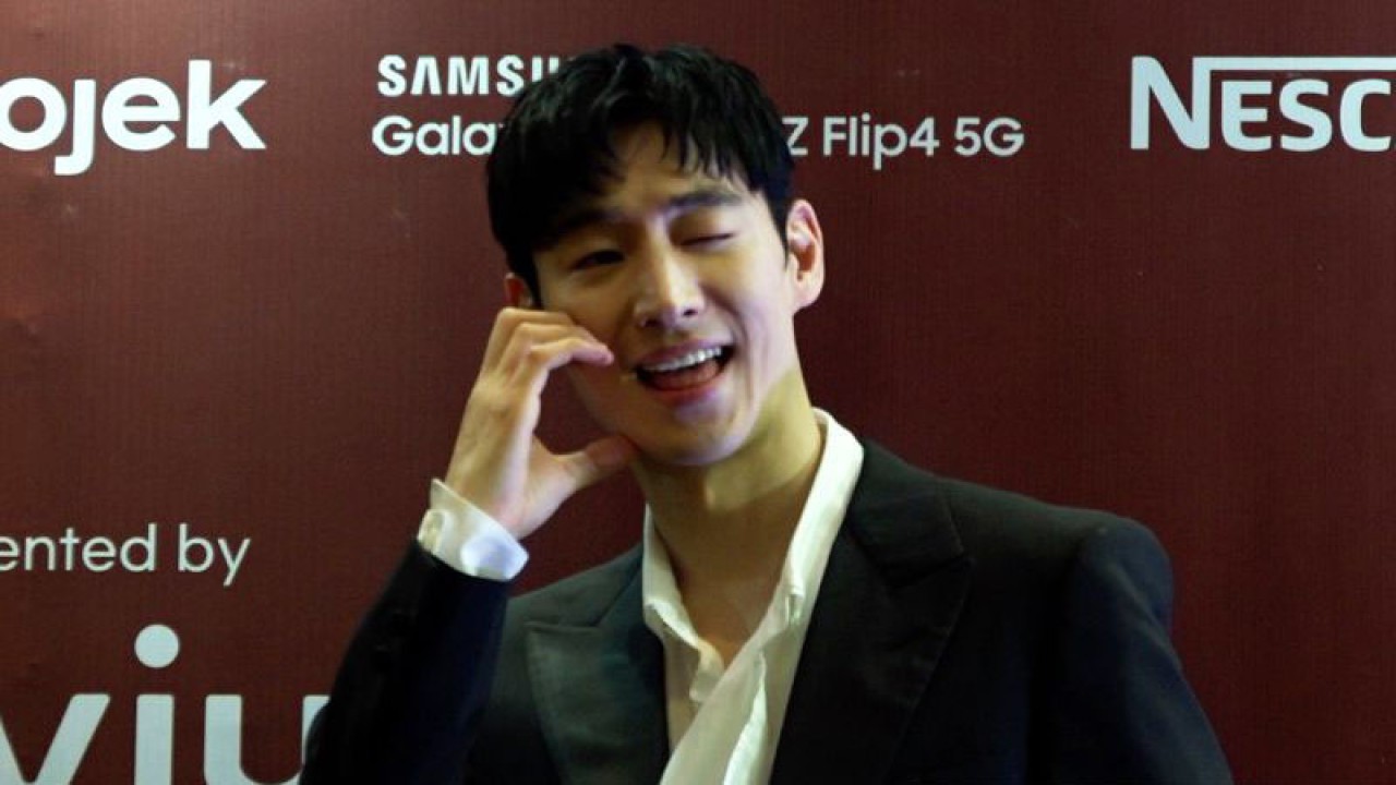 Aktor yang membintangi drama Korea "Taxi Driver" Lee Je-Hoon saat jumpa media di Jakarta, Minggu (19/3). (ANTARA/Adnan Nanda)