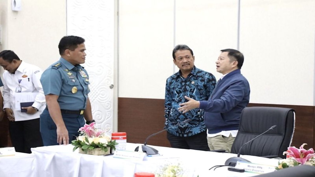 Menteri Badan Perencanaan Pembangunan Nasional Suharso Monoarfa melakukan pertemuan dengan Menteri Kelautan dan Perikanan Sakti Wahyu Trenggono dan Kepala Staf Angkatan Laut (AL) Laksamana TNI Muhammad Ali, Jakarta, Kamis (31/3/2023). ANTARA/HO-Instagram @suharsomonoarfa