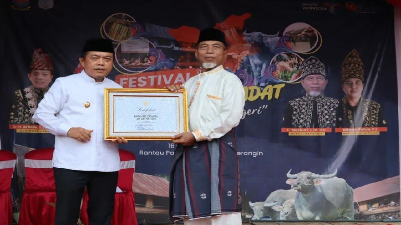 Gubernur Jambi Al Haris dan Bupati Merangin Mashuri menerima sertifikat warisan budaya tak benda untuk Bantai Adat Sedekah Negeri dan Silek Panyudon dari Kementerian Pendidikan, Kebudayaan, Riset, dan Teknologi dalam Festival Bantai Adat Sedekah Negeri di Kabupaten Merangin, Jambi, Sabtu (18/3/2023). (ANTARA/HO-Diskominfo Merangin)