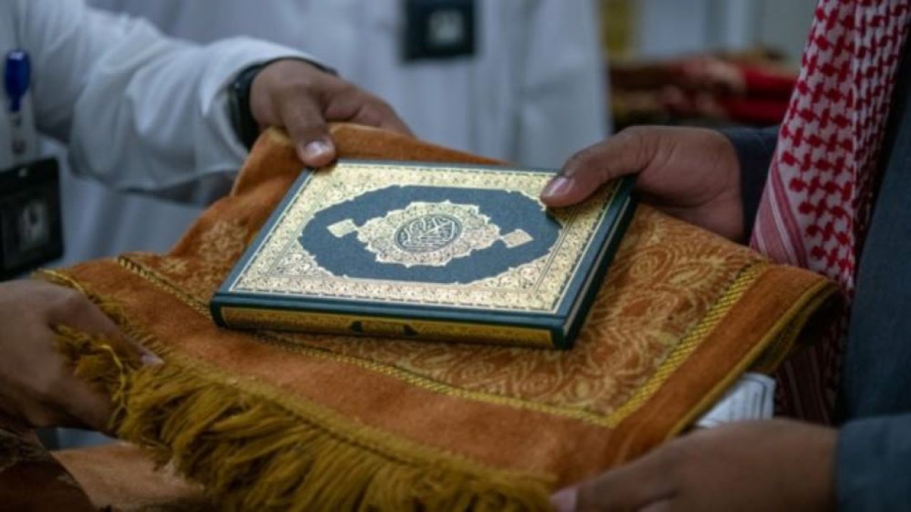 Kitab suci Al-Qur'an. (Twitter @ReasahAlharmain/Arab News)