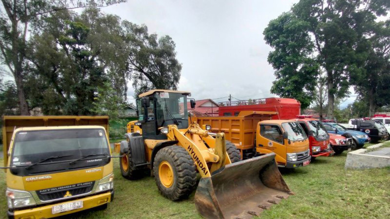 Alat berat milik Badan Penanggulangan Bencana Daerah (BPBD) Kabupaten Rejang Lebong. dok.ANTARA/Nur Muhamad