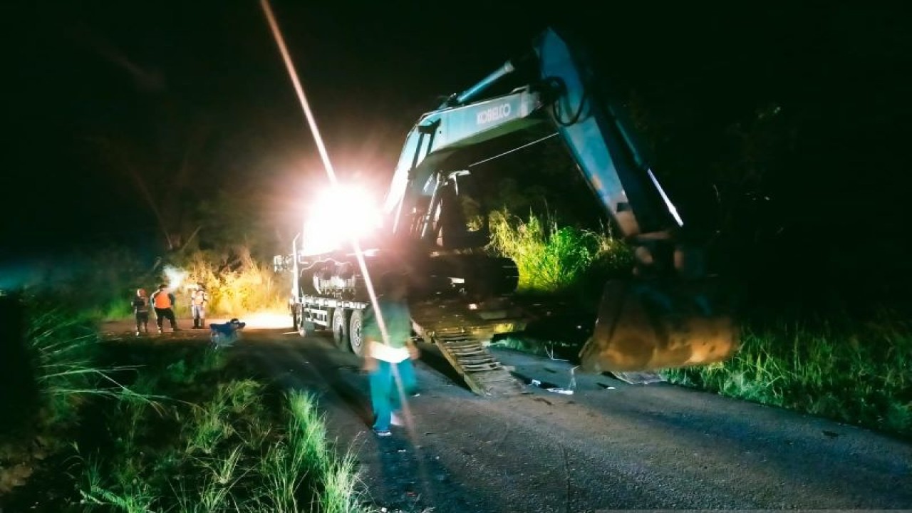 Akses jalan di Desa Simpang Sender Utara, Kecamatan Buay Pematang Ribu Ranau Tengah, Kabupaten OKU Selatan sempat lumpuh total akibat tertutup tanah longsor yang terjadi pada Senin (13/3) pukul 19.20 WIB. (ANTARA/Edo Purmana/23)
