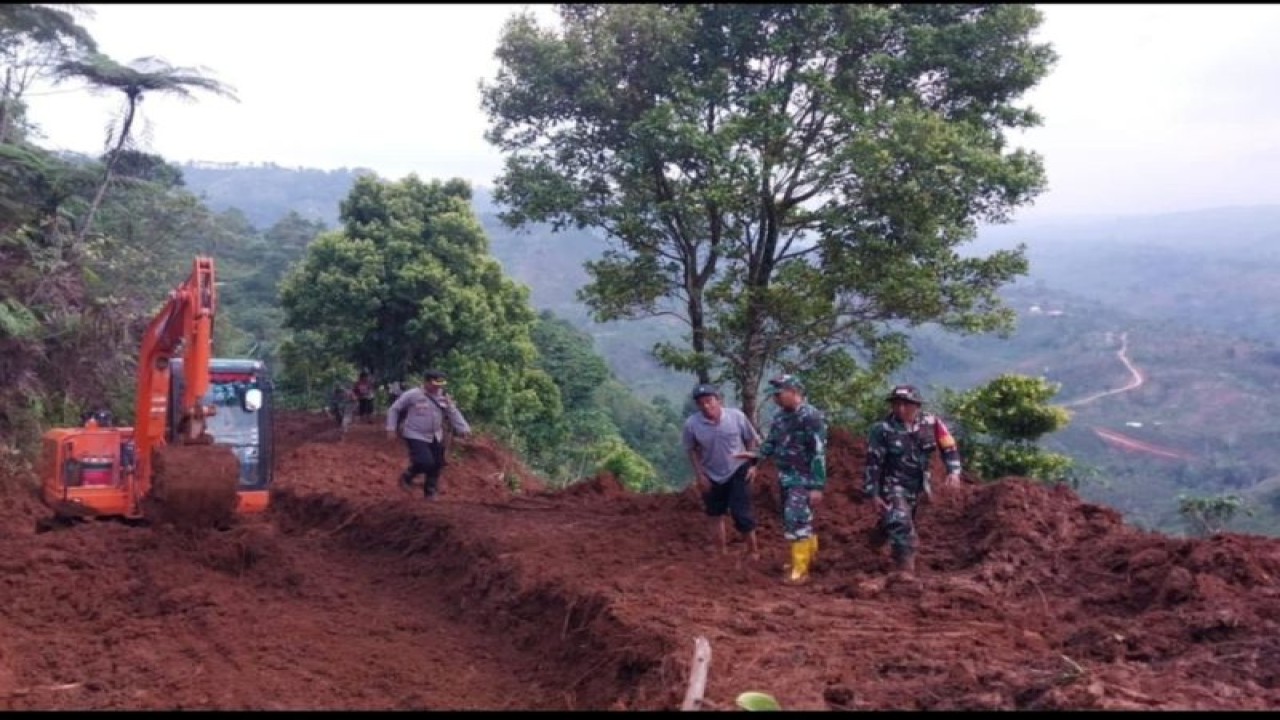 Alat berat saat membuka jalan pasca terjadi tanah longsor di Kabupatn Lampung Barat. (ANTARA/HO)