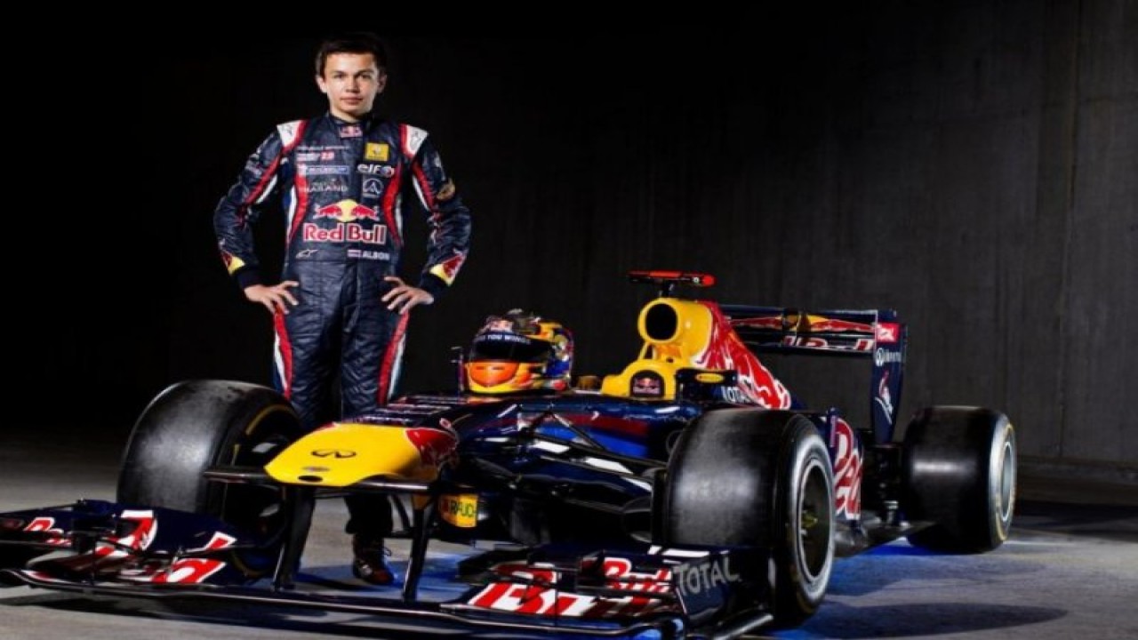 Arsip - Alexander Albon, pembalap Thailand kelahiran Inggris saat membela Tim Toro Rosso di Formula Satu musim 2019 (foxsportasia.com) (foxsportasia.com/)
