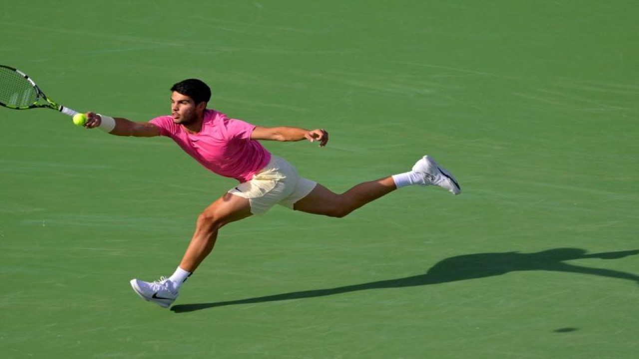 Petenis Spanyol Carlos Alcaraz melakukan pukulan dalam pertandingan semifinal mengalahkan petenis Italia Jannik Sinner pada BNP Paribas Open di Indian Wells Tennis Garden, California, AS, Sabtu (18/3/2023). (ANTARA/REUTERS/USA TODAY SPORTS/Jayne Kamin)