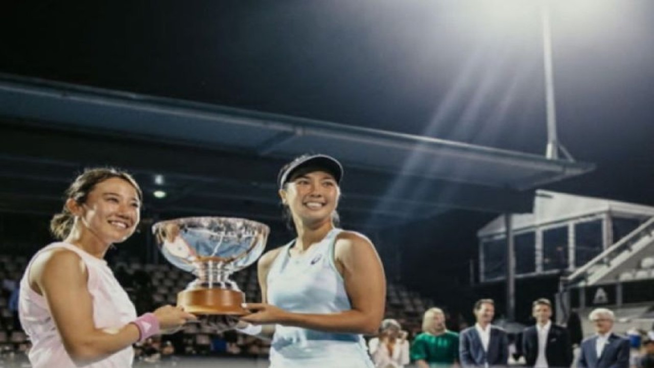 Duet petenis putri Indonesia Aldila Sutjiadi dan petenis Jepang Miyu Kato mengangkat trofi usai memenangi gelar ganda turnamen WTA 250 bertajuk ASB Classic di Auckland, Selandia Baru, Minggu (8/1/2023). (ANTARA/instagram.com/asbclassic)