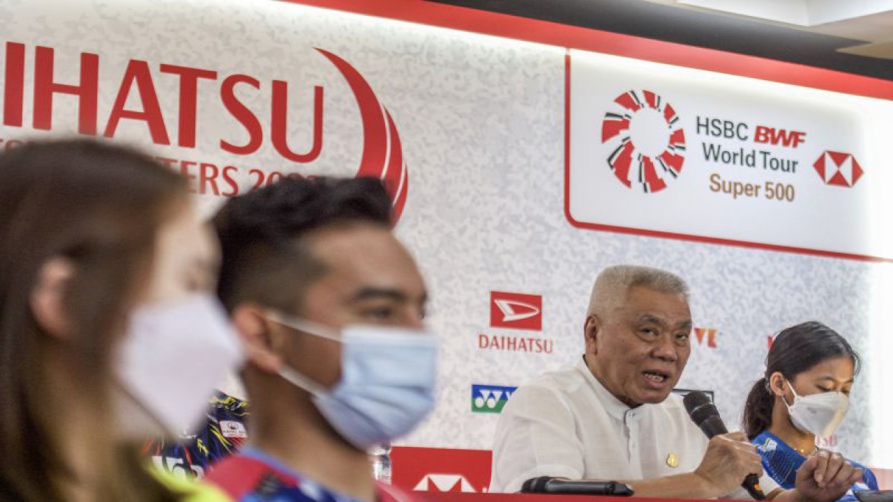 Ketua Panitia Pelaksana Indonesia Masters 2022 Alex Tirta (kedua kanan) bersama Pebulu Tangkis ganda putra Indonesia Pramudya Kusumawardana (kedua kiri), Pebulu Tangkis ganda putri Malaysia Pearly Tan (kiri) dan Pebulu Tangkis tunggal putri Indonesia Putri Kusuma Wardani (kanan) memberikan keterangan pers menjelang Daihatsu Indonesia Masters 2022 di Istora Senayan, Jakarta, Senin (6/6/2022). ANTARA FOTO/Muhammad Adimaja/wsj.