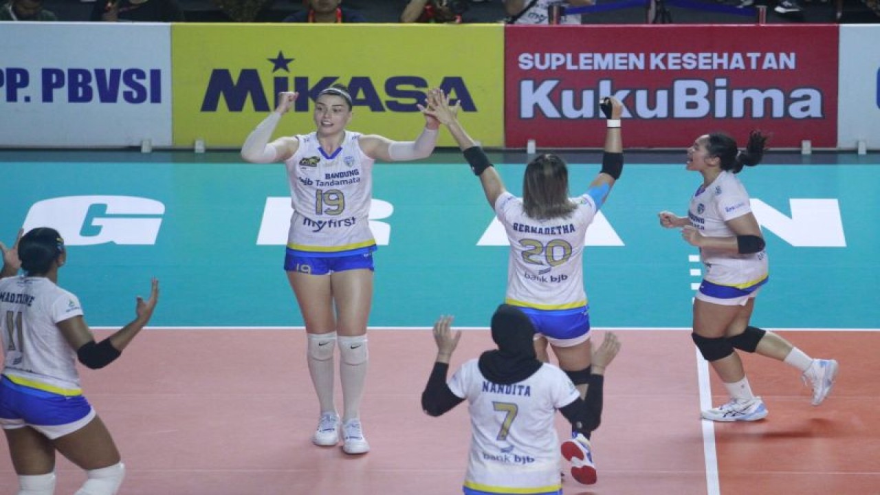 Para pemain Bandung bjb Tandamata meluapkan kegembiraan setelah meraih poin saat laga final PLN Mobile Proliga 2023 di GOR Amongrogo, Yogyakarta, Sabtu (18/3/2023) malam. (ANTARA/Humas Proliga)
