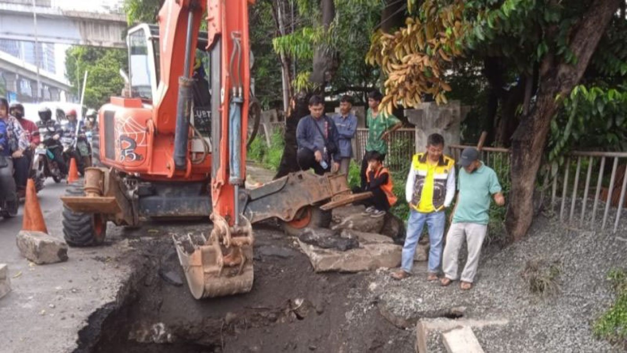 Dinas Bina Marga DKI mengerahkan alat berat untuk proses perbaikan jalan amblas di Jalan Kartini, Jakarta Selatan, Jumat (3/3/2023) ANTARA/HO-Dinas Bina Marga DKI